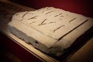 Fragment oryginalnej attyki zdobiącej ryzalit elewacji wschodniej Zamku Królewskiego po rozbudowie z czasów Augusta III