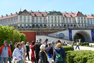na zdjęciu zwiedzający podczas spacerów w ogrodzie 