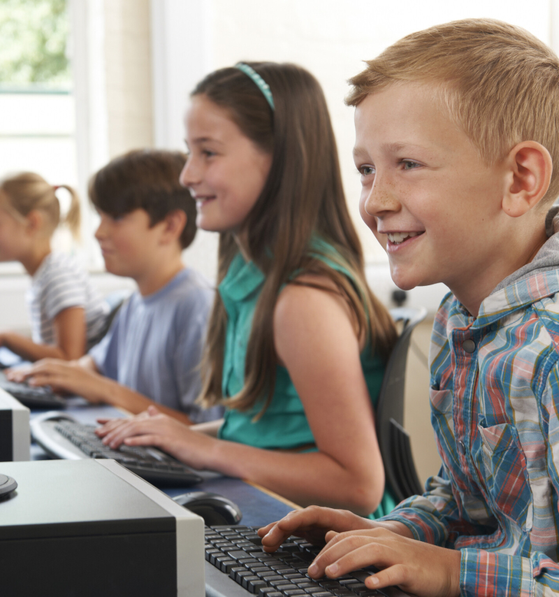 Zdjęcie dzieci przy komputerach